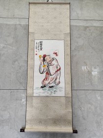 2168号卷轴国画写意禅意画人物大财主 财福双全 画心62×33cm 作者：石僧 财福双全 壬寅端午节 光州石僧作  石僧，原名姜兆兴，别署石僧，哑石山房主人，1976年生，祖籍青岛崂山，现居莱州。善泥塑，临习油画二十余年，近年转习国画，为琅琊近僧先生入室弟子。