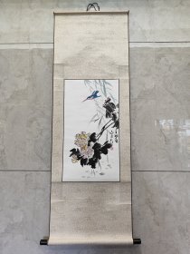 1921号卷轴国画写意花鸟 芙蓉翠鸟图 画心62×34cm 作者：王小古 壬戌春 小古题 出处：2010-04-25河南万邦拍卖公司 2010年春季艺术品拍卖会 0303 王小古 芙蓉翠鸟 立轴 款识：壬戌春小古题。王小古（1915-1982），江苏灌南县人。曾任临沂工艺美术家协会副主席，中国美协山东分会常务理事。