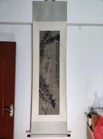 1099号卷轴国画写意花卉 芭蕉梅花图 画心尺寸34×136cm 作者：徐渭 题芭蕉梅花图 偶然蕉叶影窗纱，便想王维托雪加。斗酒醉余浑泼墨，毫尖不觉忘梅花。青藤道士徐渭写