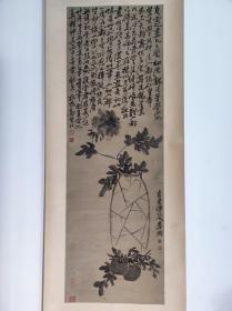 1103号卷轴国画写意清供花卉牡丹石榴 郑板桥题画诗 画心尺寸45×136cm 作者：李鱓 郑板桥 复堂之画凡三变，初从里中魏凌苍先生学山水，便尔明秀苍秀，过于其师。后入都，谒仁皇帝马前，天颜霁悦，令从南沙蒋廷锡学画，乃为作色花卉如生。后经崎岖患难，入都得侍高其佩，又在扬州见石涛和尚画，因作破笔泼墨，画益奇。初此幅是四十外学石涛时笔也。入都一变，再入都又一变，变而愈上，挥洒脱落，皆妙谛也。