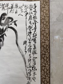 2124号卷轴国画写意水墨花鸟瓜果 石榴 画心68×39cm 作者：萧平 戈父 题：徐渭 榴 山中秋老无人摘，自迸明珠打雀儿。吾友德曦兄大法家也即奉教。己巳立秋萧平书。印：归真 柯琦 说明：陈德曦旧藏。出处：2016-07-23 上海驰翰拍卖公司 2016春季艺术品拍卖会（二）0329 萧平 石榴图 镜心