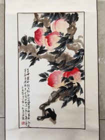 2102号卷轴国画写意花卉寿桃 蟠桃图 画心60×34cm 作者：王小古 题大桃园 王母园中植大桃，神仙也爱寿龄高。那知更有高无价，硕果全凭心血浇。 一九八二年春 小古画于王羲之故里并题  王小古（1915-1982），江苏灌南县人。曾任临沂工艺美术家协会副主席，中国美协山东分会常务理事。