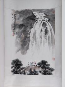 1054号卷轴国画写意山水人物 观瀑图 画心尺寸46×69cm 作者：傅 抱 石 天削危峰万仞青,虹飞千尺走雷霆。 不知何处餐霞客,日日凭栏洗耳听。丁亥初雪 金陵写