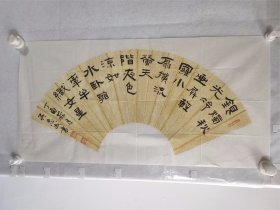 B18841号书法 杜牧 秋夕 68×34cm 作者：吴忍成 男 福建厦门人 1969年下乡插队武平,1977年招工返城,1980年调厦门化工供销公司任经销部主任。1988年到日本东京留学，现为厦门市书法家协会会员、厦门市思明区老年大学书画学会会长。   银烛秋光冷画屏，轻罗小扇扑流萤。 天阶夜色凉如水，卧看牵牛织女星。