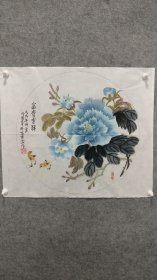 sh156号国画写意花卉牡丹 吉祥富贵 50×43cm 作者：邵俊华 女 怡情斋 笔名绍小草1935年12月生 浙江平湖人 1995年到嘉善老年大学攻读国画。现为嘉善美协会员 中国老年书画研究会会员 担任嘉善县吴镇（老年）书画社理事、秘书、常务会长