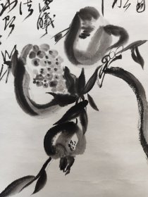 2124号卷轴国画写意水墨花鸟瓜果 石榴 画心68×39cm 作者：萧平 戈父 题：徐渭 榴 山中秋老无人摘，自迸明珠打雀儿。吾友德曦兄大法家也即奉教。己巳立秋萧平书。印：归真 柯琦 说明：陈德曦旧藏。出处：2016-07-23 上海驰翰拍卖公司 2016春季艺术品拍卖会（二）0329 萧平 石榴图 镜心