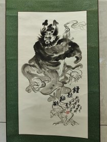 1916号卷轴国画写意人物水墨钟馗 钟馗驱邪 画心62×34cm 作者：萧平 钟馗驱邪 丙子年夏月 绘于古博浪沙 云宝斋 萧平 印：赵 出处：2016-09-20 上海嘉禾拍卖公司 2016年大众鉴藏拍卖会第七期 0220 萧平 钟馗驱邪 镜片 题识：丙子年夏月，绘于古博浪沙，云宝斋萧平。