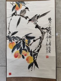 2106号卷轴国画写意花鸟 桃子双雀 画心65×41cm 作者：康宁 桃花四散飞 桃子压枝垂 怀水庐主 康宁写 印：康宁 大道自然 参考出处：2018-11-30 北京九歌拍卖公司 2018秋文物艺术品拍卖会 0031 康宁 桃子压枝 镜心 著录：《康宁画集》P406，山东美术出版社，2008年12月  康宁，1938年生于辽宁省义县，中国美协会员，拜国画大师李苦禅先生为师。