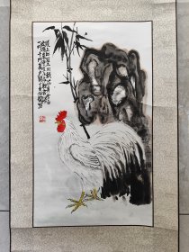 2116号卷轴国画写意花鸟公鸡 竹石白羽鸡 画心58×34cm 作者：伯揆 头上红冠不用戴，满身雪白走将来。平生不敢轻言语，一叫千门万户开。丁酉伯揆写 出处：2020-12-25 东兴瀚海拍卖公司 2020秋季艺术品拍卖会 0006 伯揆 一叫千门万户开