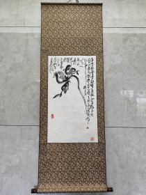 2124号卷轴国画写意水墨花鸟瓜果 石榴 画心68×39cm 作者：萧平 戈父 题：徐渭 榴 山中秋老无人摘，自迸明珠打雀儿。吾友德曦兄大法家也即奉教。己巳立秋萧平书。印：归真 柯琦 说明：陈德曦旧藏。出处：2016-07-23 上海驰翰拍卖公司 2016春季艺术品拍卖会（二）0329 萧平 石榴图 镜心