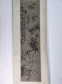 1121号卷轴国画写意花卉竹兰 竹石图 画心尺寸34.5×137cm 作者：郑板 桥 一枝高竹独当风,小竹依因笼盖中。 画出人间真具庆,诸孙罗抱阿家翁。板桥居士郑燮