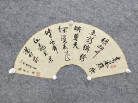 sc288号书法 孙明芳诗 春风点染绿山川 55×20cm 作者：饶长水 生于1938年，江西省贵溪市人 中国老年书画学会会员 曾任贵溪市团委副书记 贵溪市饮食服务公司和市五交化公司书记经理，作品在全国各级大赛中，荣获优秀奖四次，二等奖三次，银奖两次，金奖三次  春风点染绿山川，五彩缤纷映碧天。烂漫香花蜂蝶舞，红桃金果满村前。