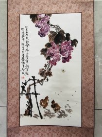 2101号卷轴国画写意花鸟 葡萄雏鸡 画心68×36cm 作者：王小古 徐渭 题葡萄图句 笔底明珠无处卖,闲抛闲掷野藤中。 明高同志存 戊午 小古 出处：安徽圣大拍卖有限公司 2019年11月1日-2日 安徽圣大2019秋季精品书画拍卖 资深藏家友情提供  王小古（1915-1982），江苏灌南县人。曾任临沂工艺美术家协会副主席，中国美协山东分会常务理事。