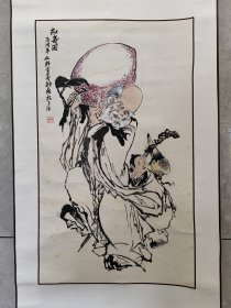 2126号卷轴国画写意人物 献寿图 画心62×36cm 作者：黄羡 献寿图 丙戌年仙游黄羡拟瘿瓢子法 黄羡，原名黄国培，福建仙游人，福建博物院研究员（教授），书画世家。毕业于中国美术学院国画系。曾向国家文物局书画鉴定组谢稚柳先生、刘久庵先生、启功先生等人学习书画鉴定。