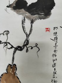 2203号卷轴国画写意花卉 葫芦 画心69×39cm 作者：杨善深 壬午，善深。出处：2014-10-06 中国嘉德拍卖公司 中国嘉德香港2014秋季拍卖会 0343 杨善深 壬午（2002年）作 葫芦 立轴 著录：《岭南风范-杨善深作品集》，第31页，苗栗市公所，2004年。有关葫芦的传说是有不少是值得一谈。据《汉书》记载，南蛮哀劳寺有妇人沙壶触沉木有感，因怀妊十月，产生男十人。