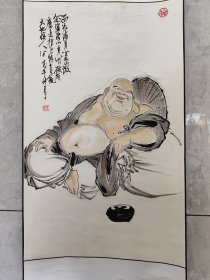 2138号卷轴国画写意人物大肚佛 弥勒佛图 画心67×41cm 作者：李耕 面如满月坐如山,微笑婆娑心自闲。破颜应是拈花悟,喜看天上换人间。 壬戌年仲夏