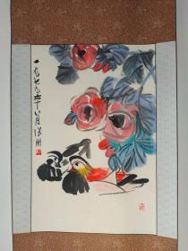 209号卷轴国画鸳鸯 一九七九年八月画 画心45×68cm 作者：张朋 出处 1992年青岛出版社出版 张朋绘画艺术挂历 阖家欢乐 月历 7月份页面 张朋 1918年-2009年 字锡百，生于祖籍山东高密。原山东纺织工学院教授，中国美术家协会会员。