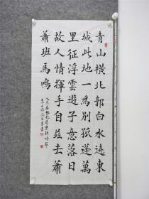 B10163号书法 毛泽东 答友人 100×25cm 作者：石章昌 1937年生 湖北省洪湖市 地税局退休干部 现为洪湖市书法家协会会员 第四届中国重阳书画展湖北选拔赛获奖 第三届全国中老年创新书画大赛获奖 被授予“情系奥运艺术名家”称号   九嶷山上白云飞，帝子乘风下翠微。斑竹一枝千滴泪，红霞万朵百重衣。洞庭波涌连天雪，长岛人歌动地诗。我欲因之梦寥廓，芙蓉国里尽朝晖。