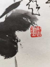 1921号卷轴国画写意花鸟 芙蓉翠鸟图 画心62×34cm 作者：王小古 壬戌春 小古题 出处：2010-04-25河南万邦拍卖公司 2010年春季艺术品拍卖会 0303 王小古 芙蓉翠鸟 立轴 款识：壬戌春小古题。王小古（1915-1982），江苏灌南县人。曾任临沂工艺美术家协会副主席，中国美协山东分会常务理事。