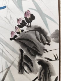 1921号卷轴国画写意花鸟 芙蓉翠鸟图 画心62×34cm 作者：王小古 壬戌春 小古题 出处：2010-04-25河南万邦拍卖公司 2010年春季艺术品拍卖会 0303 王小古 芙蓉翠鸟 立轴 款识：壬戌春小古题。王小古（1915-1982），江苏灌南县人。曾任临沂工艺美术家协会副主席，中国美协山东分会常务理事。