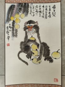 1821号卷轴国画写意动物猴 母子乐 画心62×43cm 作者：李燕 母子乐 古来画坛因侯得名者有之。今有谓余因猴得名者。一傍之差，千秋当有公论也。 大神州李燕一挥 参考出处2019-06-24 中国嘉德拍卖公司 嘉德四季第54期·仲夏拍卖会 0931 李燕 母子乐 镜心 藏印：尽兴而已