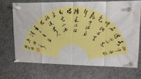 sh041号书法草书 储光羲 咏山泉 山中流泉 70×35cm 作者：韩玲辉 1945年4月生 北京门头沟人 国家一级书画师 现为北京门头沟区书法协会会员 门头沟区楹联协会会员 北京门头沟区老年书画研究会会员 中国老年书画学会会员   山中有流水，借问不知名。映地为天色，飞空作雨声。转来深涧满，分出小池平。恬淡无人见，年年长自清。