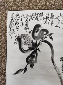 2124号卷轴国画写意水墨花鸟瓜果 石榴 画心68×39cm 作者：萧平 戈父 题：徐渭 榴 山中秋老无人摘，自迸明珠打雀儿。吾友德曦兄大法家也即奉教。己巳立秋萧平书。印：归真 柯琦 说明：陈德曦旧藏。出处：2016-07-23 上海驰翰拍卖公司 2016春季艺术品拍卖会（二）0329 萧平 石榴图 镜心