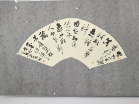 sc179号书法 黄庭坚 题子瞻墨竹 138×50cm 作者：叶永兴 1953年8月生 党员 大专文化 中国文联书画中心书法家、中国书法艺术研究院理事 中国中青年书法家协会理事 中国艺术鉴定委员会理事 中国书画家协会理事 中国书画研究院常务理事 中国书法家协会会员  眼入毫端写竹真，枝掀叶举是精神。 因知幻化出无像，问取人间老斫轮。