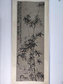 1123号卷轴国画写意墨竹 竹石图 画心尺寸47×136cm 作者：郑板 桥 竹是新栽石旧栽,竹含苍翠石含苔。 一窗风雨三更月,相伴幽人坐小斋。 板桥郑燮