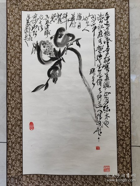 2124号卷轴国画写意水墨花鸟瓜果 石榴 画心68×39cm 作者：萧平 戈父 题：徐渭 榴 山中秋老无人摘，自迸明珠打雀儿。吾友德曦兄大法家也即奉教。己巳立秋萧平书。印：归真 柯琦 说明：陈德曦旧藏。出处：2016-07-23 上海驰翰拍卖公司 2016春季艺术品拍卖会（二）0329 萧平 石榴图 镜心