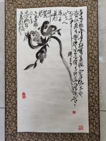 2124号卷轴国画写意水墨花鸟瓜果 石榴 画心68×39cm 作者：萧平 戈父 题：徐渭 榴 山中秋老无人摘，自迸明珠打雀儿。吾友德曦兄大法家也即奉教。己巳立秋萧平书。印：归真 柯琦 说明：陈德曦旧藏。出处：2016-07-23 上海驰翰拍卖公司 2016春季艺术品拍卖会（二）0329 萧平 石榴图 镜心