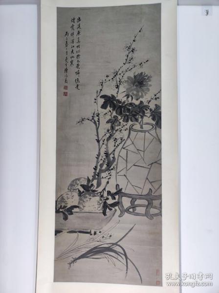 1117号卷轴国画写意清供花卉 梅花牡丹蟠桃水仙 画心尺寸51.5×135cm 作者：陈曼生 陈鸿寿 幽淡原真性,孤标不受怜。总是烟霞伴，深知天地寒。丙子春二月 曼生 陈鸿寿