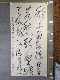 B18447号书法草书 孟浩然 宿建德江 134×67cm 作者：雷秀隆，男，湖南省耒阳市人，市财政局办公室。书法作品得金银奖多次，如诗圣杯全国诗书画金奖，庆香港回归十周年全国老年书法大赛金奖，国学创新科研院举办的情系夕阳全国赛金奖   移舟泊烟渚，日暮客愁新。野旷天低树，江清月近人。