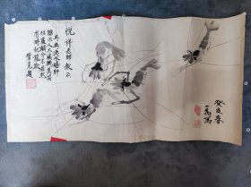 B40072号国画虾 虾戏 34×68cm 作者：章一飞,1954年生于金华,下过乡,放过牛,1979年参 加工作。现为金华二中教师,金华画院画师。他从小随母习字,自学 版画。1981年起随老画家劳坚清先生习画。写生10年，代表作有《百牛图》等擅长画牛 草虫等乡