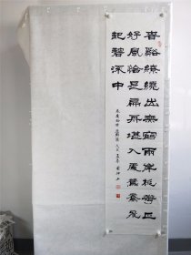 B16992号书法 朱庆余 过耶溪 135×34cm 作者：任国仲 第五届全国老年书画大赛暨第二届全国毛体书法大赛获奖  春溪缭绕出无穷，两岸桃花正好风。恰是扁舟堪入处，鸳鸯飞起碧流中。