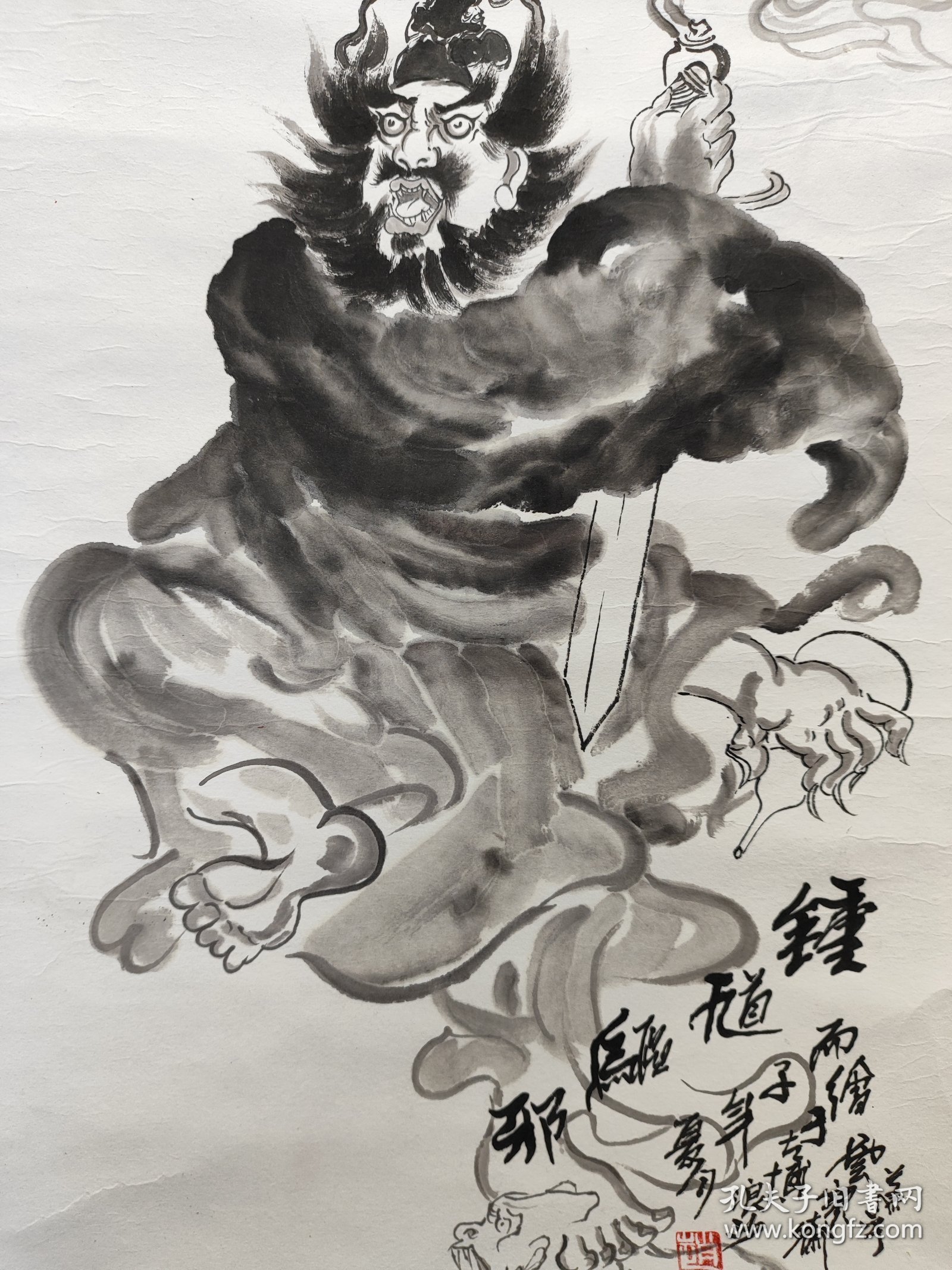 1916号卷轴国画写意人物水墨钟馗 钟馗驱邪 画心62×34cm 作者：萧平 钟馗驱邪 丙子年夏月 绘于古博浪沙 云宝斋 萧平 印：赵 出处：2016-09-20 上海嘉禾拍卖公司 2016年大众鉴藏拍卖会第七期 0220 萧平 钟馗驱邪 镜片 题识：丙子年夏月，绘于古博浪沙，云宝斋萧平。