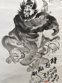 1916号卷轴国画写意人物水墨钟馗 钟馗驱邪 画心62×34cm 作者：萧平 钟馗驱邪 丙子年夏月 绘于古博浪沙 云宝斋 萧平 印：赵 出处：2016-09-20 上海嘉禾拍卖公司 2016年大众鉴藏拍卖会第七期 0220 萧平 钟馗驱邪 镜片 题识：丙子年夏月，绘于古博浪沙，云宝斋萧平。