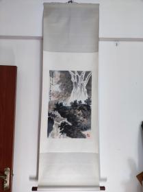 1057号卷轴国画写意山水人物 观瀑图 一生好入名山游 画心尺寸44.5×69.5cm 作者：傅抱石 一九六三年大暑写于南京并记