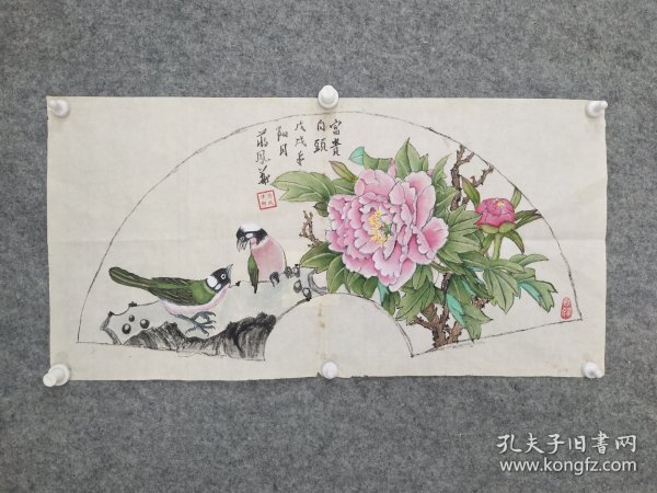 sc180号国画工笔花鸟牡丹 富贵白头 66×33cm 作者：蒋凤华 现为中国老年书画研究会会员，退休后在老年大学学习，2015年6月“纪念抗战胜利70周年无锡老年书画摄影大赛”获优胜奖，2017年8月“第六届中国国画 书法 美术大赛”获一等奖