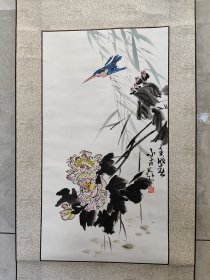 1921号卷轴国画写意花鸟 芙蓉翠鸟图 画心62×34cm 作者：王小古 壬戌春 小古题 出处：2010-04-25河南万邦拍卖公司 2010年春季艺术品拍卖会 0303 王小古 芙蓉翠鸟 立轴 款识：壬戌春小古题。王小古（1915-1982），江苏灌南县人。曾任临沂工艺美术家协会副主席，中国美协山东分会常务理事。