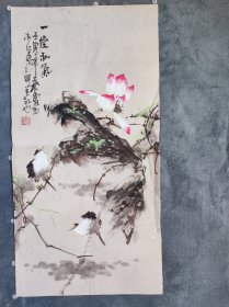 B40049号国画花鸟荷塘 荷花翠鸟 一堂和气 34×68cm 作者：秦霞 女 1960年生于山东，其自幼师承于王小古先生门下学习花鸟。1983年考入山东美院国画系，毕业后留校任教。现为中国美协会员、中国文联书画艺术中心一级画师。曾受到田世光、黄均、金鸿均、俞致贞等老前辈的关怀和指点.