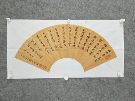 sc297号书法行书 刘禹锡 陋室铭 69×35cm 作者：张俭德，男，1951年12月生，中共党员，甘肃人。现为中国老年书画研究会会员，甘肃省书法家协会会员，兰州市书画家协会理事，中国国画院一级书法师，北京六艺嘉韵书画研究院理事  山不在高，有仙则名。水不在深，有龙则灵。斯是陋室，惟吾德馨。苔痕上阶绿，草色入帘青。谈笑有鸿儒，往来无白丁。可以调素琴，阅金经。无丝竹之乱耳，