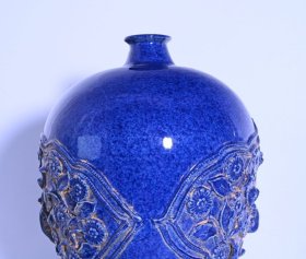 明蓝釉捏花梅瓶一对，高35×20厘米