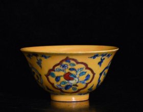 明成化黄釉五彩三果纹杯，高4.3×8.3厘米