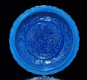 明弘治蓝釉雕刻龙凤纹赏盘，高5.3×34厘米