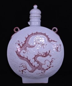 元甜白釉釉里红雕刻海水龙纹双系扁瓶，高52×36.5厘米