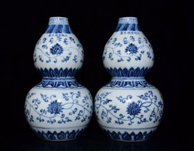 明宣德青花缠枝花卉纹葫芦瓶，高32.5×19厘米