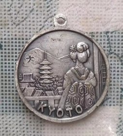 日本中古直径3.2厘米的京都金阁寺背歌舞伎镀银纪念章