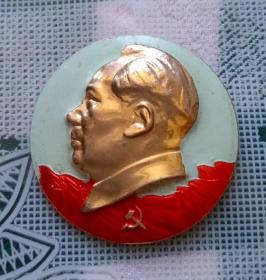 六十年代制直径3厘米的彩版九大红旗像章