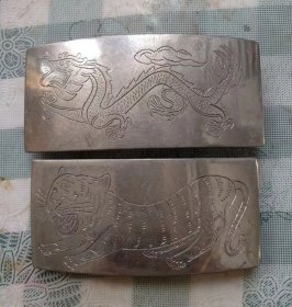 八十年代纯手工雕刻长约11宽5.3厘米的龙虎图案白钢腰带板一对